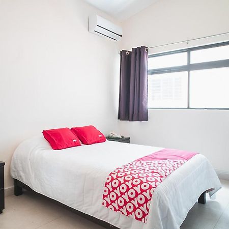 Oyo Hotel Home Express 툭스틀라 외부 사진