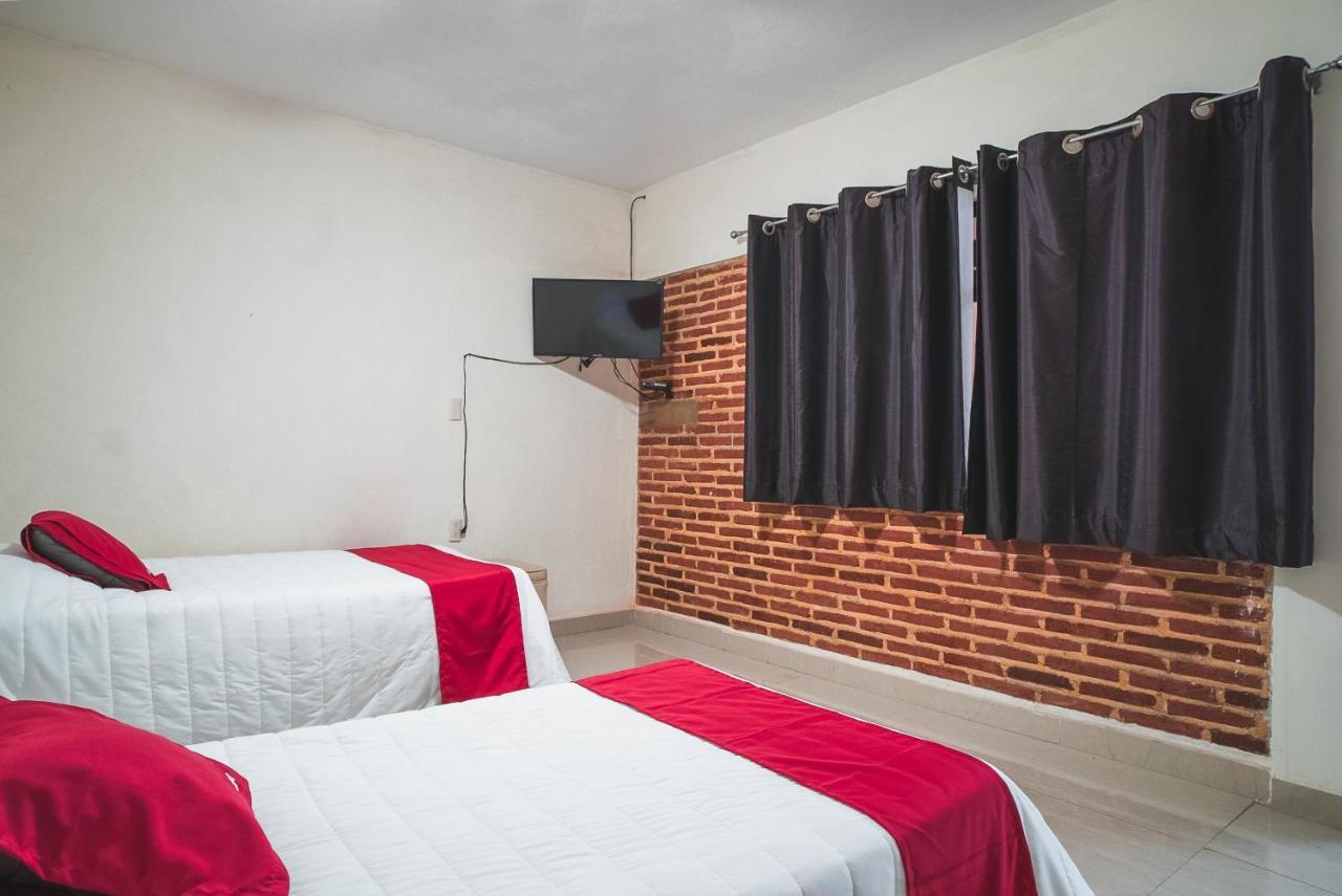 Oyo Hotel Home Express 툭스틀라 외부 사진
