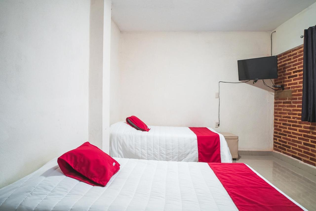 Oyo Hotel Home Express 툭스틀라 외부 사진