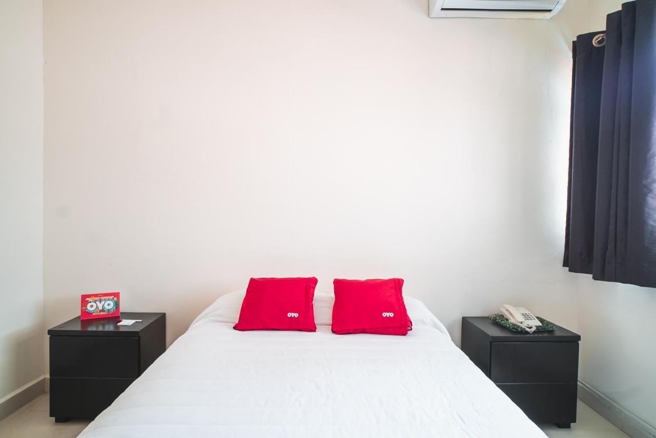 Oyo Hotel Home Express 툭스틀라 외부 사진
