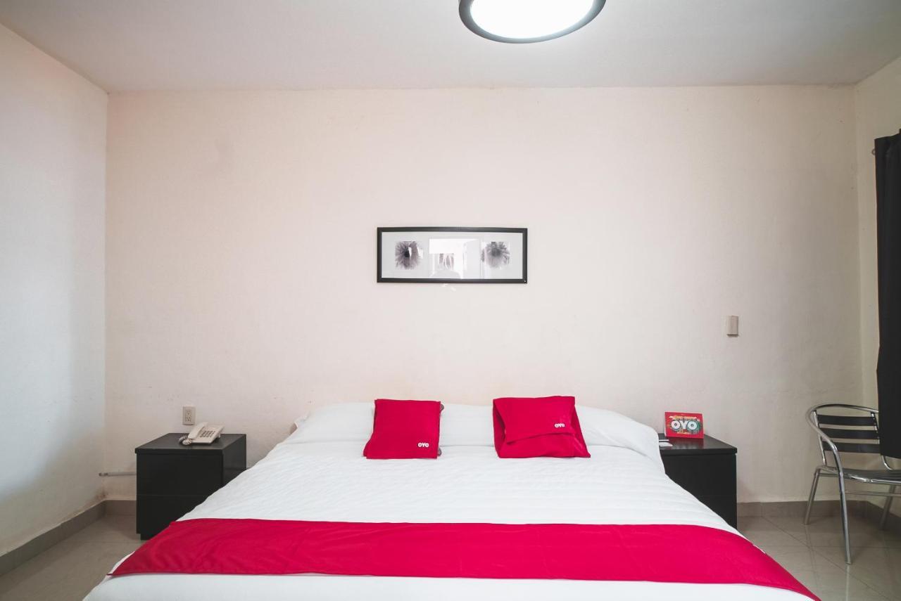 Oyo Hotel Home Express 툭스틀라 외부 사진