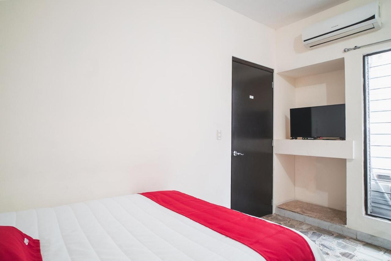Oyo Hotel Home Express 툭스틀라 외부 사진