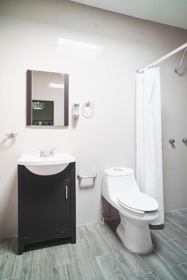 Oyo Hotel Home Express 툭스틀라 외부 사진